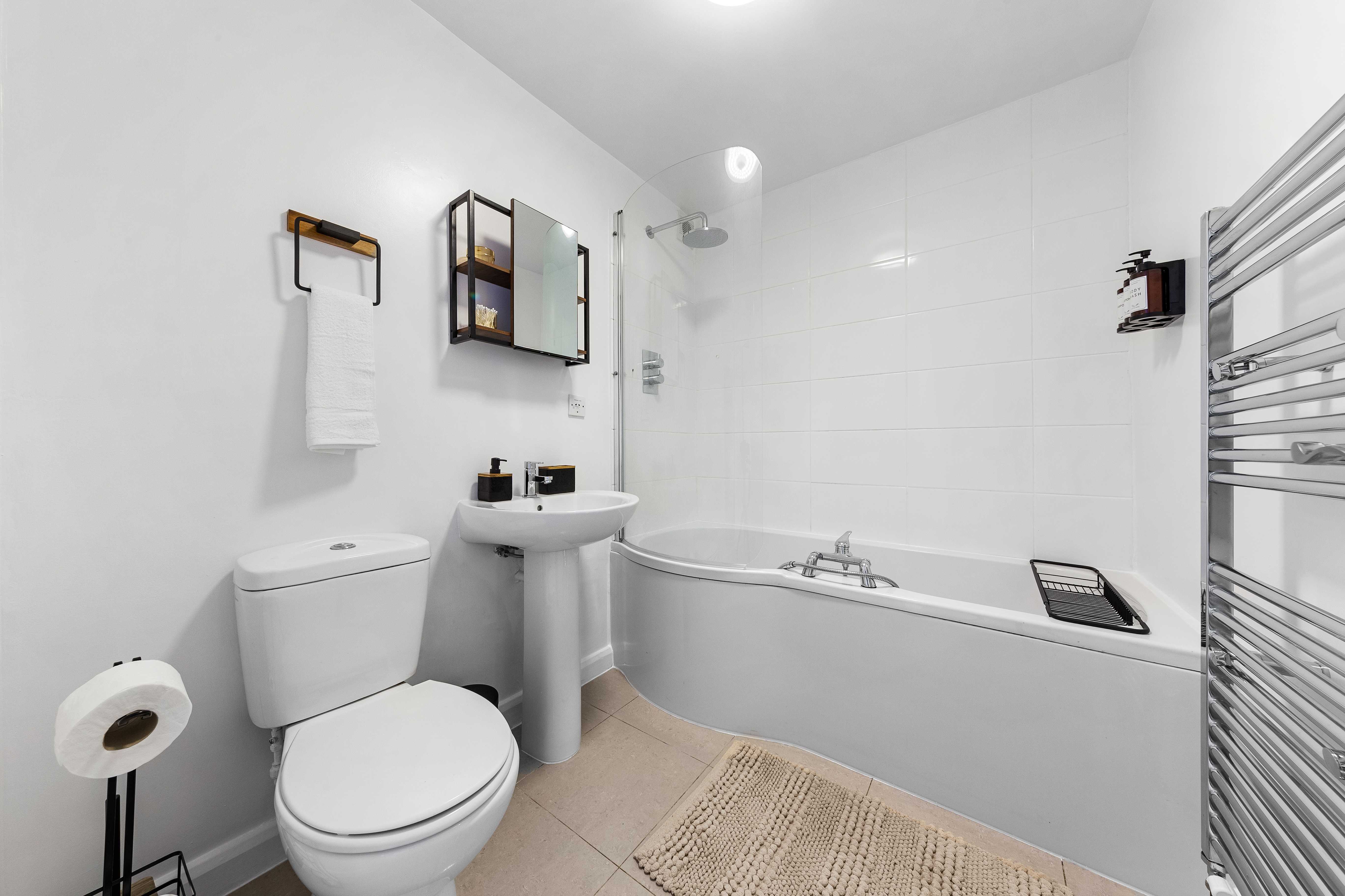 Azalea Apartment bathroom