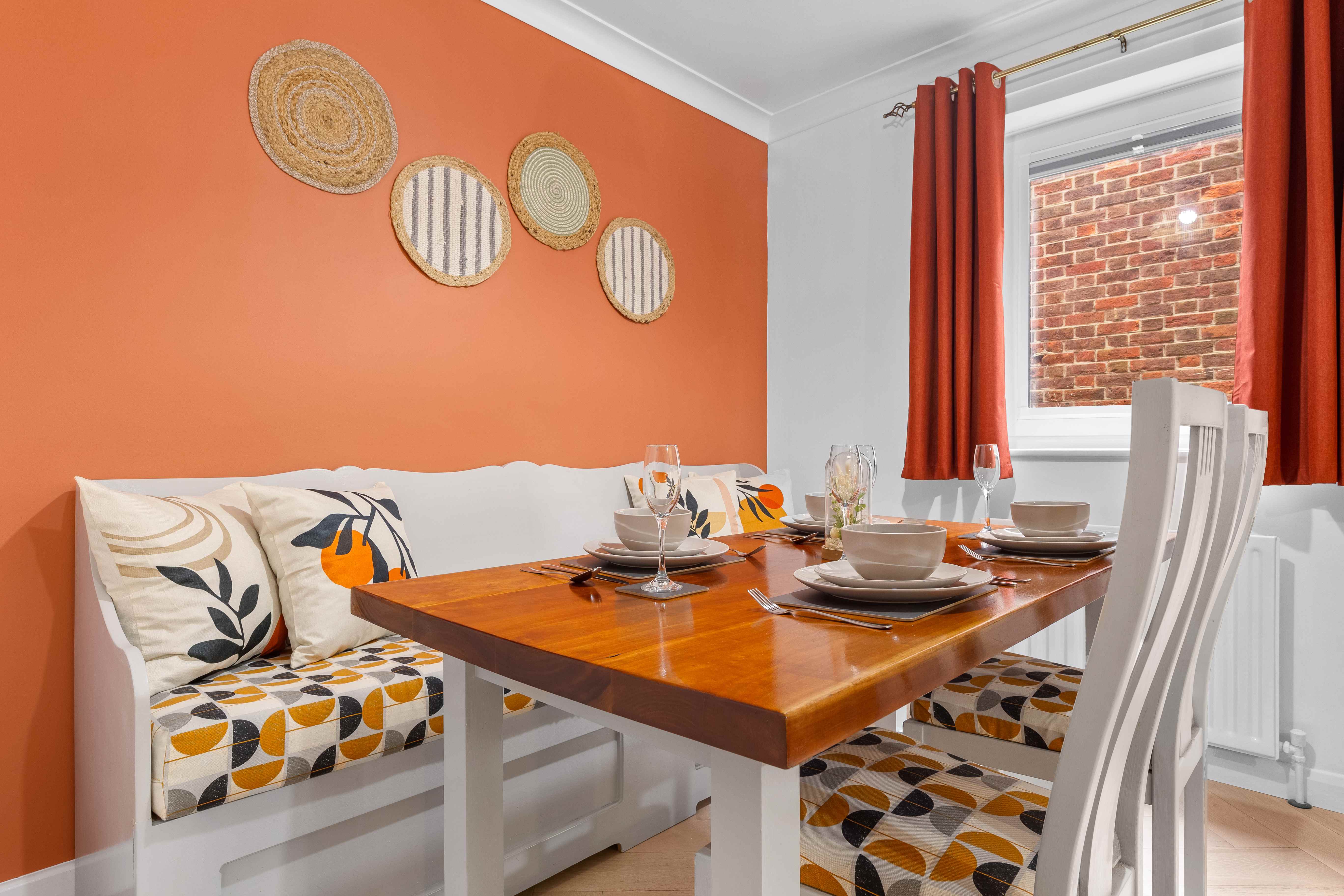 Azalea Apartment dining area