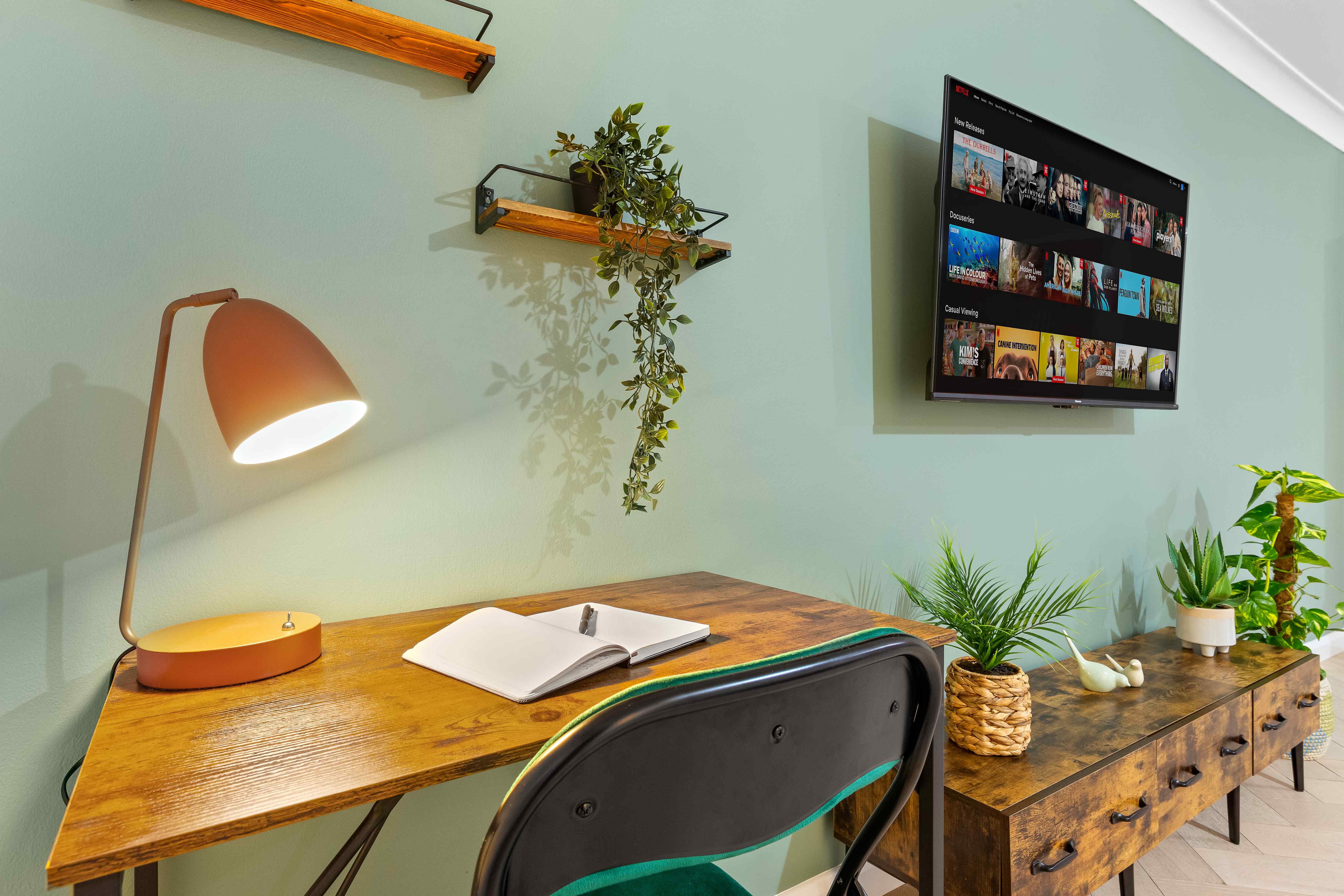 Azalea Apartment workspace