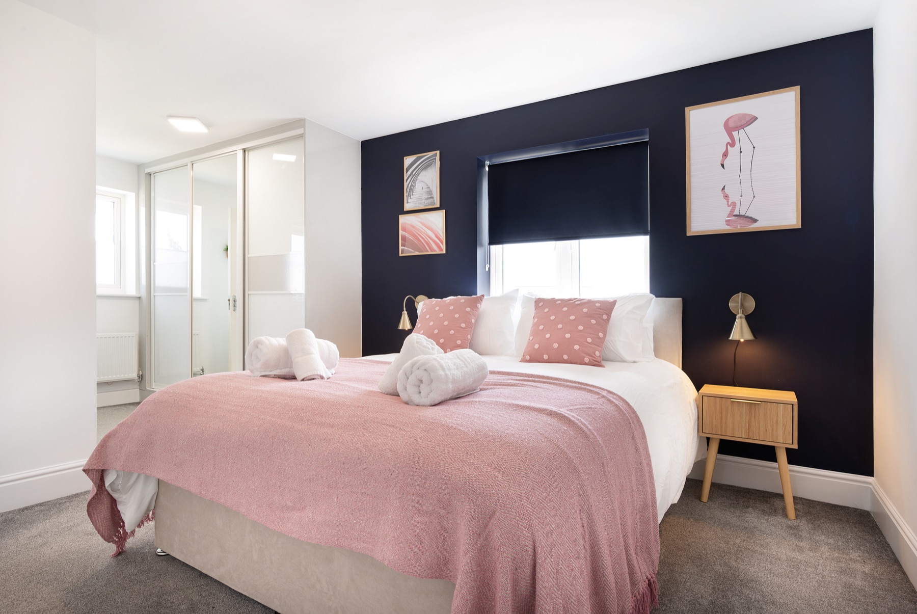 Loddon Lodge king bedroom with feature wall