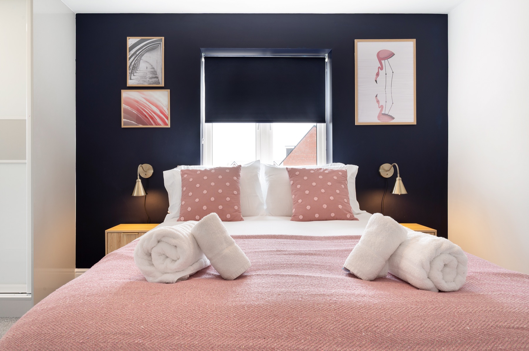 Loddon Lodge king bed with pink cushions