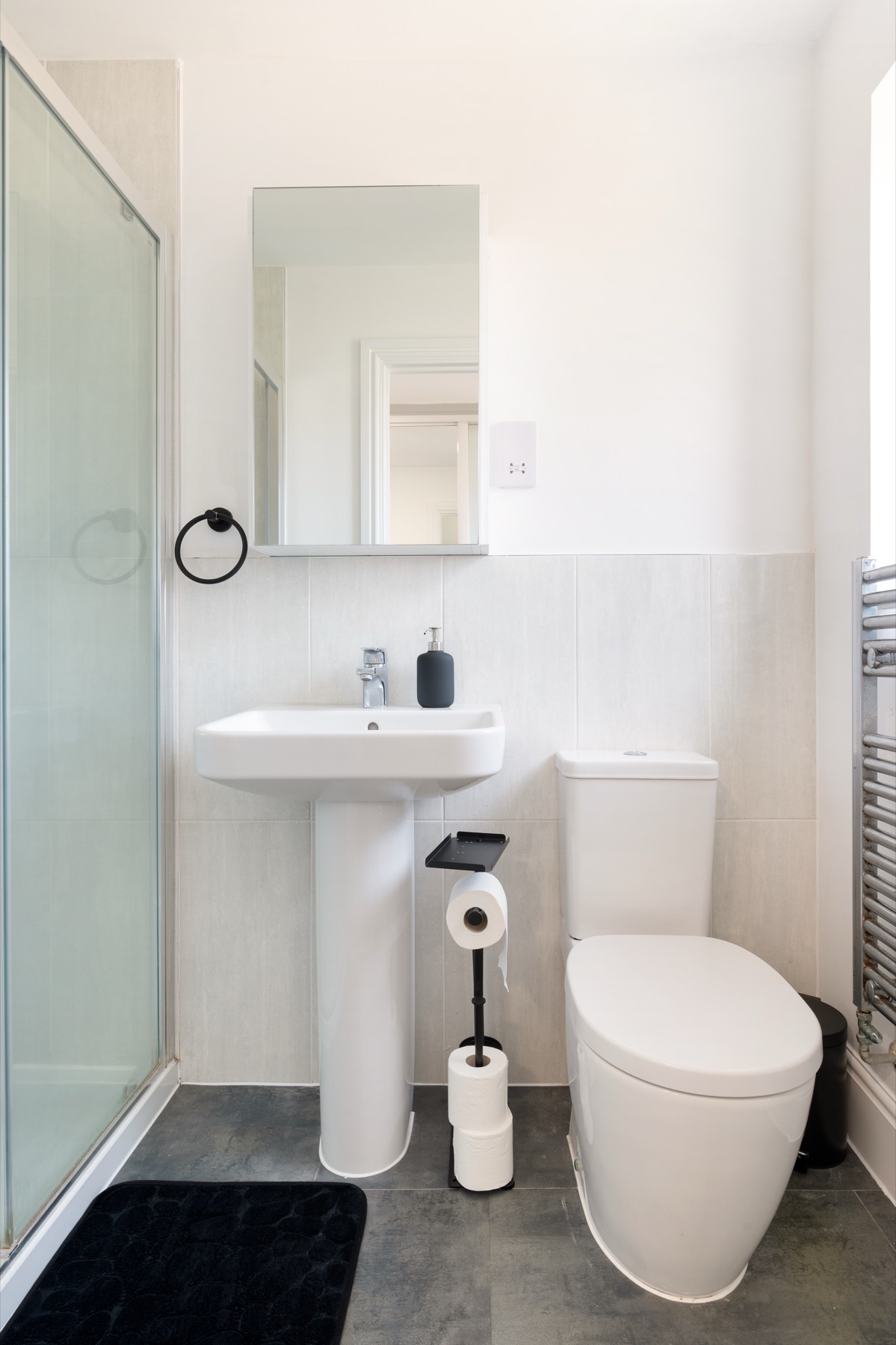 Loddon Lodge en-suite bathroom