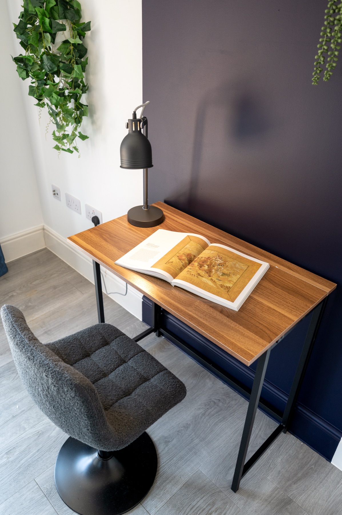Loddon Lodge desk and chair